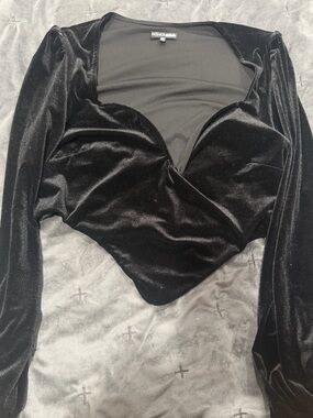 Fashion Nova Black Velvet Heartline Cropped Long Sleeve Top